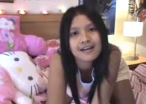Stout Asian meisje speelt met haar webcam
