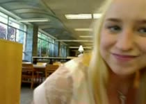 Blondje mastubeerd voor de webcam in de bib en squirt