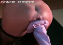Grote roze buttplug op de neukmachine die haar anaal brutaliseerd