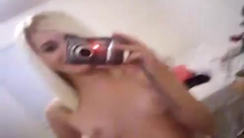 Voor de spiegel filmt ze haar blote tietjes
