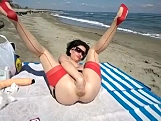 Haar eigen kut met vuist neuken op het strand