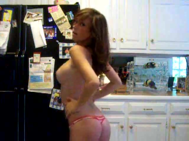 Super sexy tiener doet een sexy striptease voor de webcam