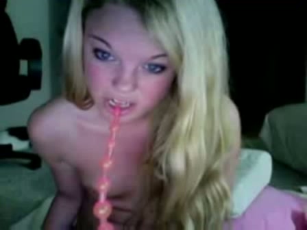 Cute webcam meisje plast een glas vol